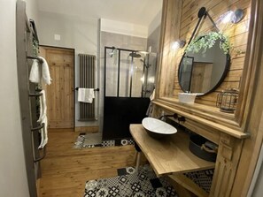 Familiekamer (L'Hortensia) | Badkamer met wastafel