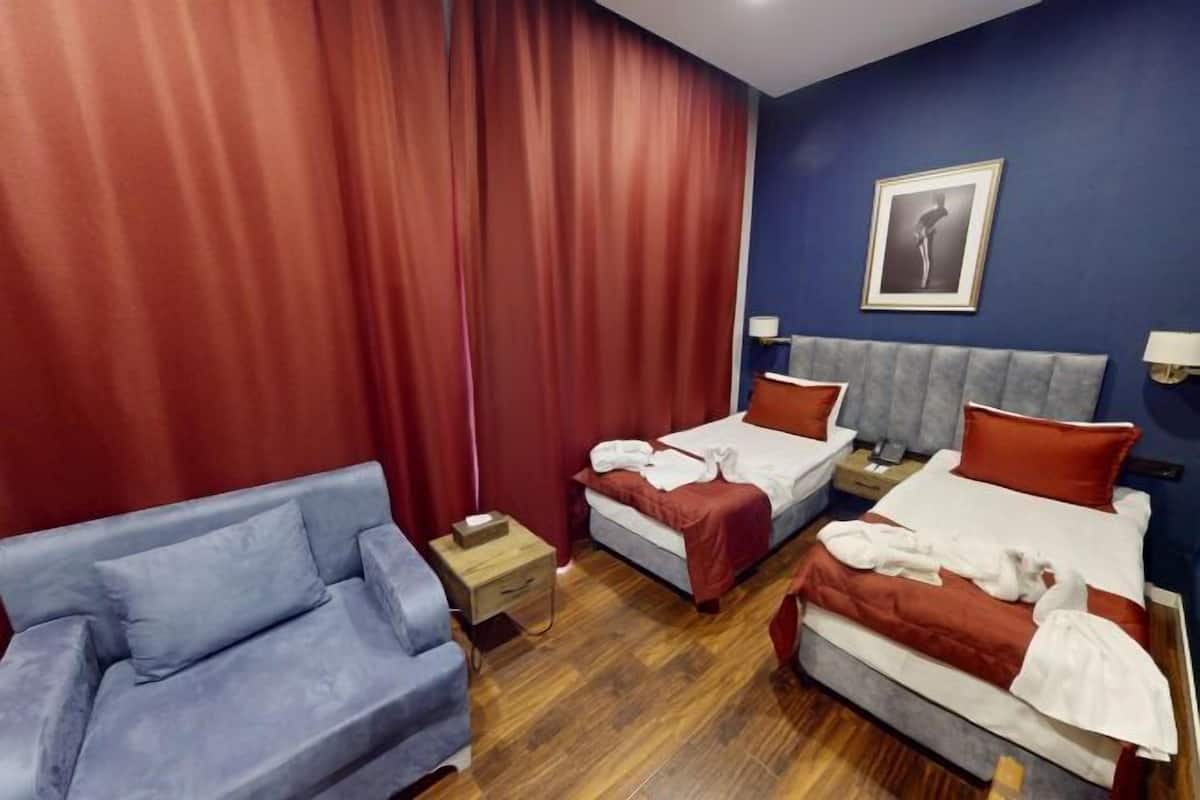 Ropa de cama de alta calidad, caja fuerte, escritorio
