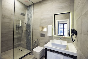 Shower, free toiletries, hair dryer, bathrobes - Port Rivoli Baku Hotel (Baku)