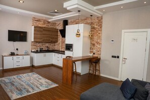 Junior Apartment | Peralatan tempat tidur premium, peti besi dalam bilik 