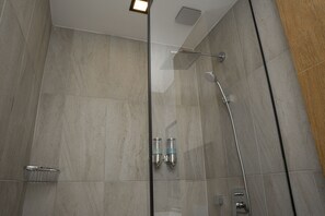 Habitación estándar con 1 cama matrimonial o 2 individuales | Baño | Regadera, amenidades de baño gratuitas, secadora de cabello, batas 