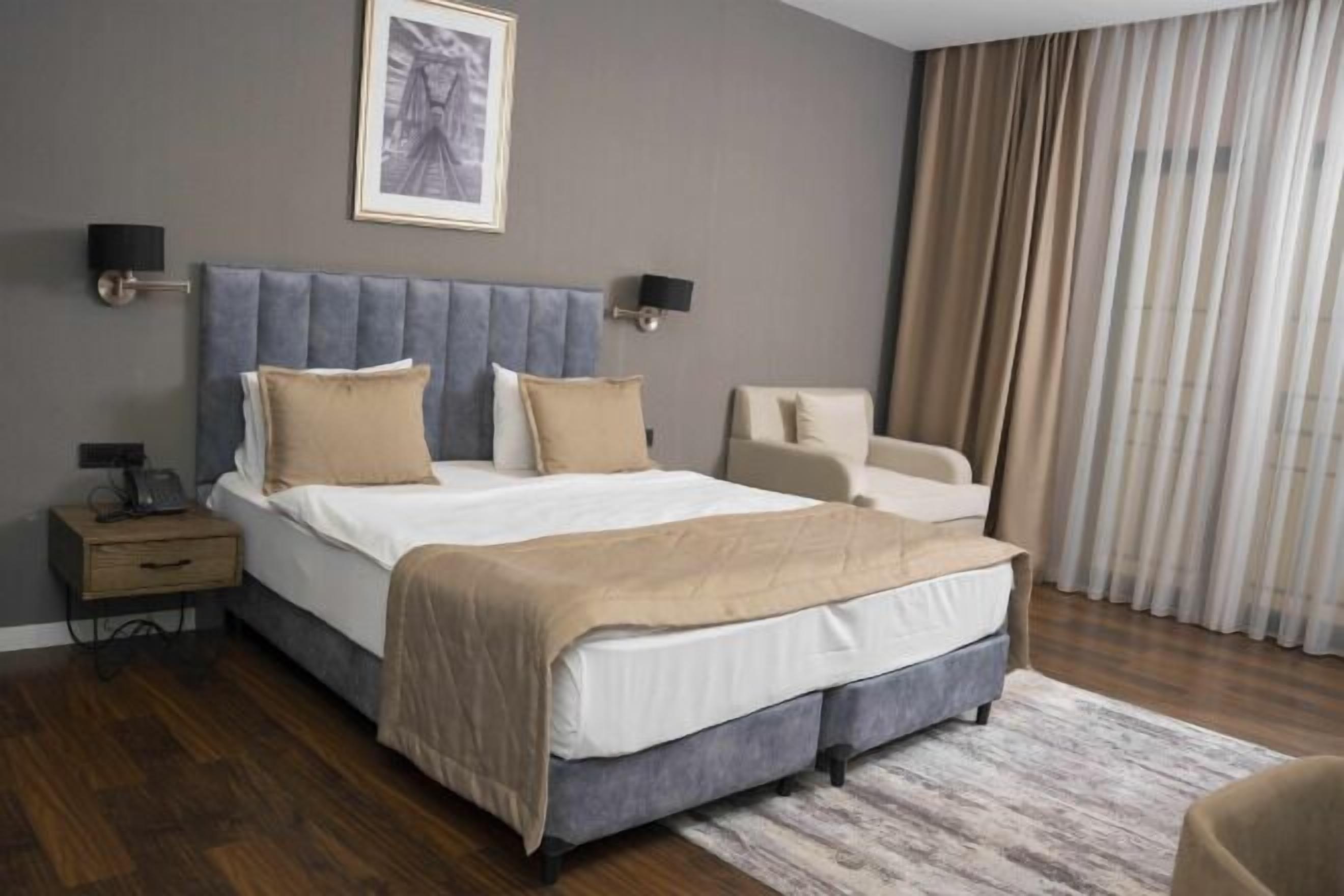 高档床上用品、客房内保险箱、特色家居、办公桌