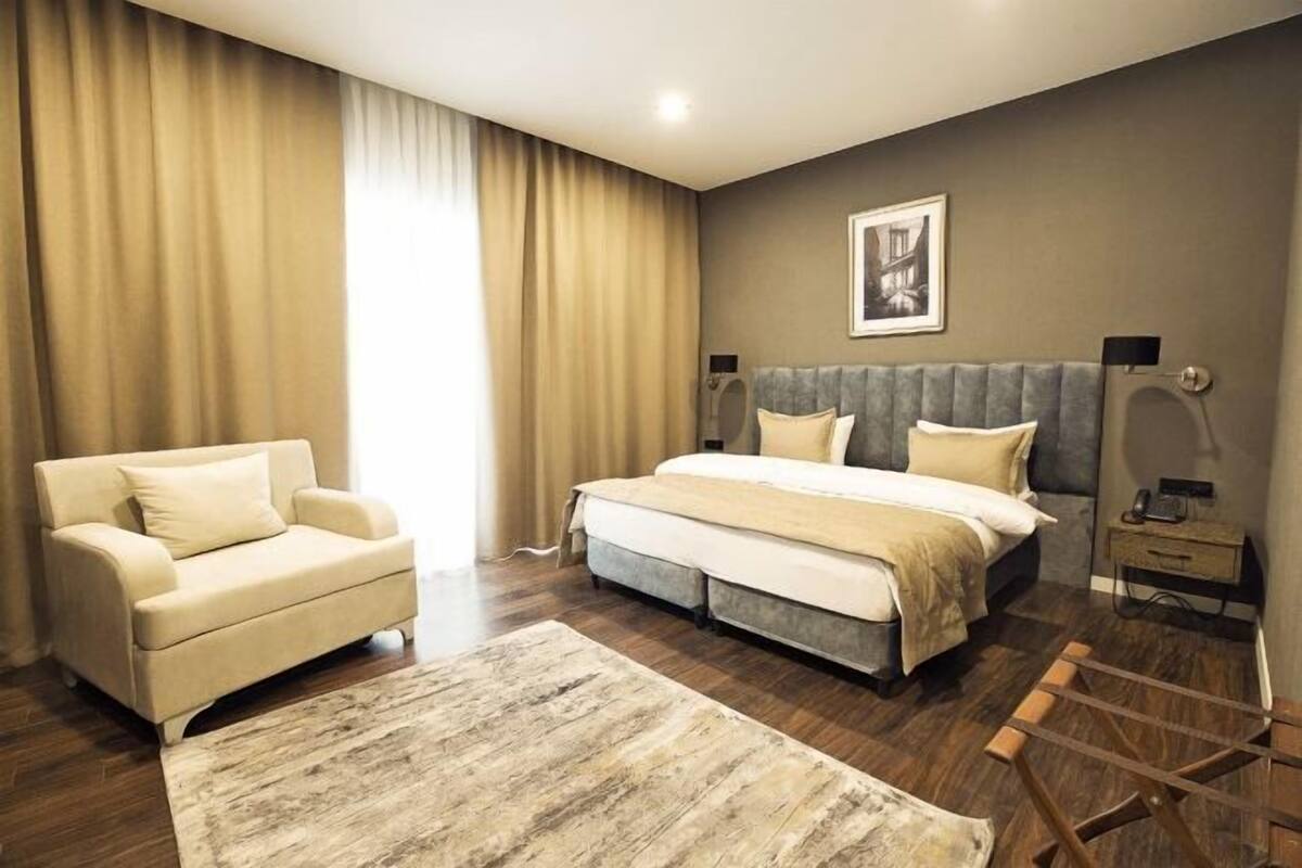 Ropa de cama de alta calidad y caja de seguridad en la habitación