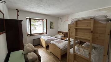 3 habitaciones, tabla de planchar con plancha, wifi y ropa de cama