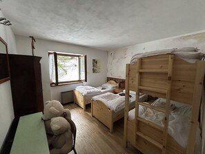 3 bedrooms, iron/ironing board, WiFi, bed sheets