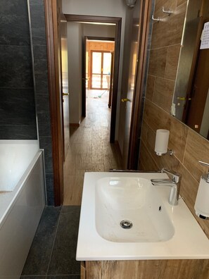 浴缸、吹风机、坐浴桶、肥皂