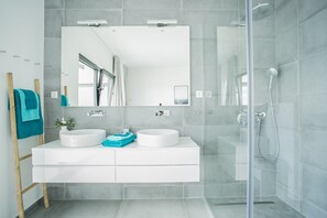 Villa, piscine privée | Salle de bain | Articles de toilette (gratuits), séchoir à cheveux, peignoirs