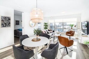 Apartemen Mewah, 2 kamar tidur | Area keluarga | Smart TV