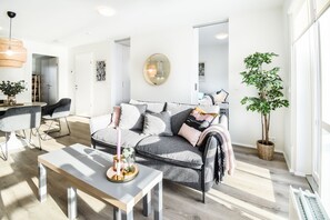 Apartamento superluxo, 2 quartos | Sala de estar | Smart TV
