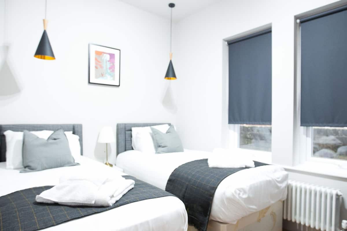 Three Bedroom Apartment | 1 bedroom, iron/ironing board, free WiFi, bed sheets