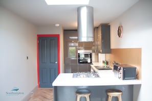 Two Bedroom Apartment (Sleeps 6) | In-room dining