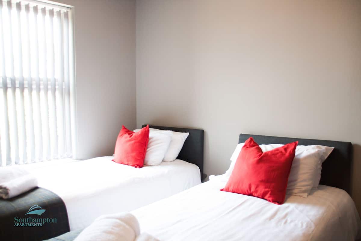 Two Bedroom Apartment (Sleeps 6) | 1 bedroom, iron/ironing board, free WiFi, bed sheets