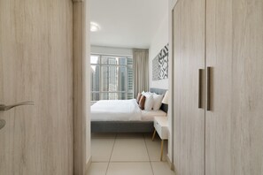 Appartamento Deluxe, 2 camere da letto | Una cassaforte in camera, con stile personalizzato, una scrivania