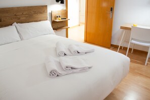 Habitación Confort doble | Escritorio, espacio para trabajar con un portátil, cortinas opacas