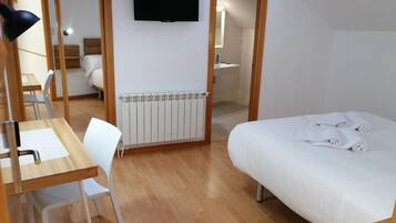 Een bureau, een laptopwerkplek, verduisterende gordijnen, gratis wifi