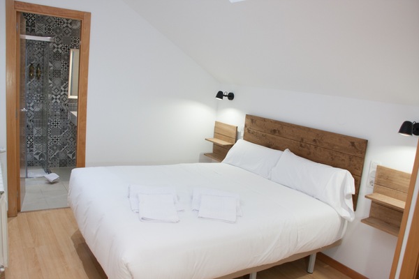 Habitación doble Confort | Escritorio, espacio para trabajar con laptop y cortinas blackout
