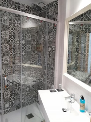 Shower, hair dryer, towels - Hostal Cuéntame Evolución Auto check-in (Burgos)