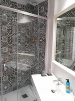 Ducha, secador de pelo, toallas