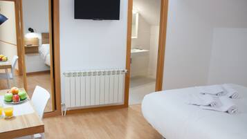 Comfort tweepersoonskamer | Een bureau, een laptopwerkplek, verduisterende gordijnen, gratis wifi