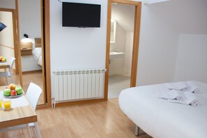 Comfort-Doppelzimmer | Schreibtisch, laptopgeeigneter Arbeitsplatz, Verdunkelungsvorhänge