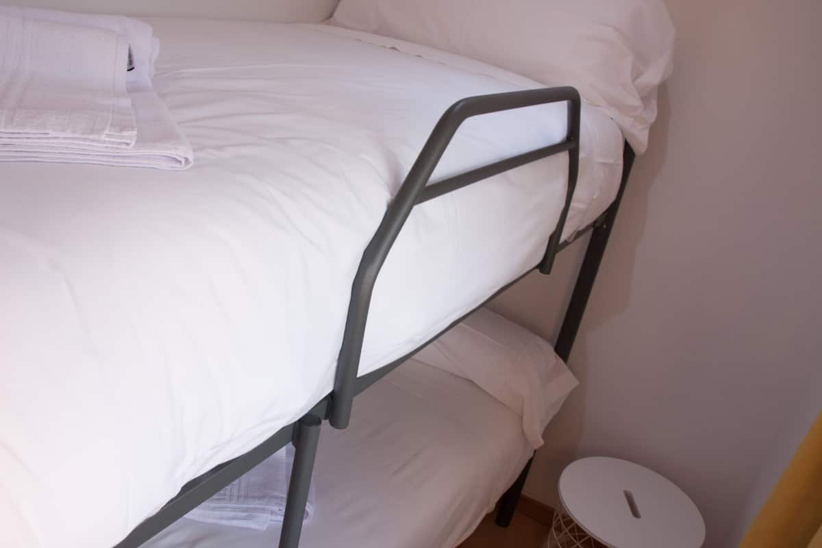 Kamar Double Ekonomi, 1 kamar tidur | Meja kerja, ruang kerja ramah laptop, dan tirai kedap cahaya