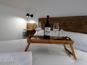 Desk, laptop workspace, blackout drapes, free WiFi - Hostal Cuéntame Evolución Auto check-in (Burgos)