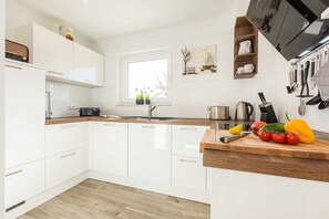 Køleskab, ovn, opvaskemaskine, højstol