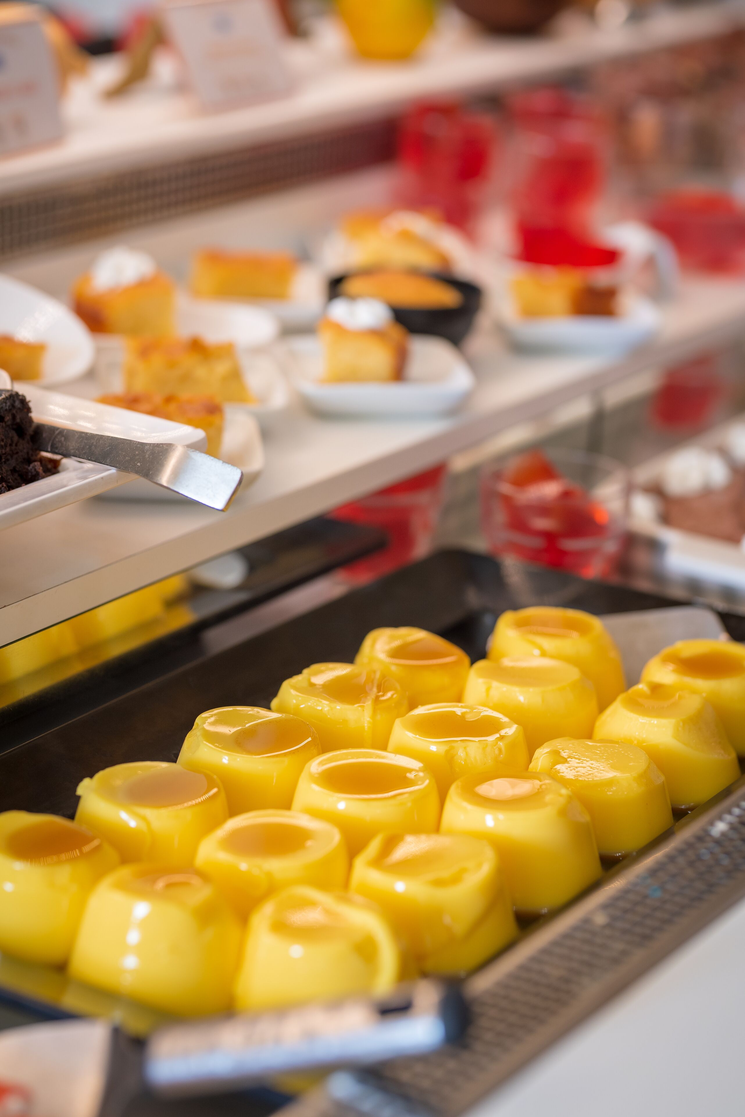 Mostra de diferents postres a una pastisseria.