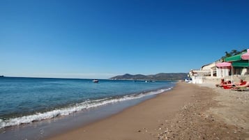 Privatstrand, Liegestühle, Sonnenschirme, Strandtücher