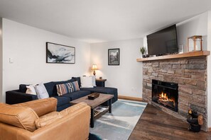 Televisión y chimenea 