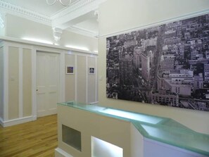 Lobby - Stunning, spacious 3 bedroom flat in the Heart of Finnieston, private parking, c (Glasgow City)