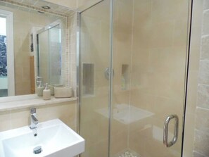 Badekar, hårføner og håndklær