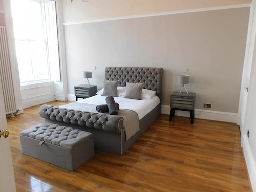Stunning, spacious 3 bedroom flat in the Heart of Finnieston, private parking, close to SEC & Hydro