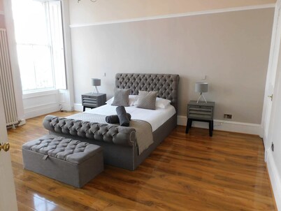 Stunning, spacious 3 bedroom flat in the Heart of Finnieston, private parking, close to SEC & Hydro
