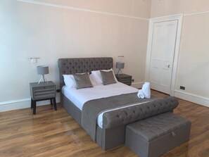 3 chambres, fer et planche à repasser, Wi-Fi, draps fournis