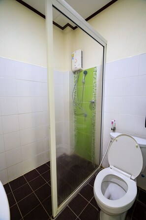 Shower, free toiletries, towels