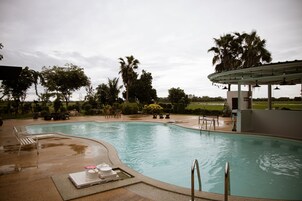 Una piscina al aire libre