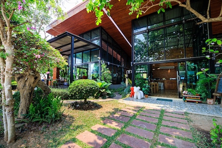 Breakfast, lunch and dinner served. Onesook Resort Sukhothai