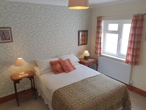 4 bedrooms, iron/ironing board, travel cot, free WiFi - Escape to Pembrokeshire! Charming, spacious cottage - well located for exploring (Narberth)