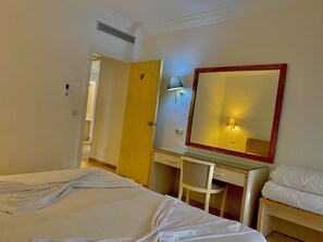 Bộ đồ giường cao cấp, minibar, bàn, màn/rèm cản sáng 