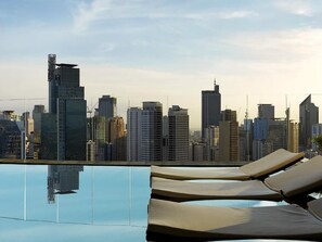 Piscina interna, piscina externa, espreguiçadeiras