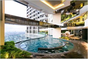 Piscina interna, piscina externa, espreguiçadeiras