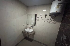 Quarto luxo | Banheiro | Chuveiro, chuveiro com efeito de chuva, produtos de toalete grátis 