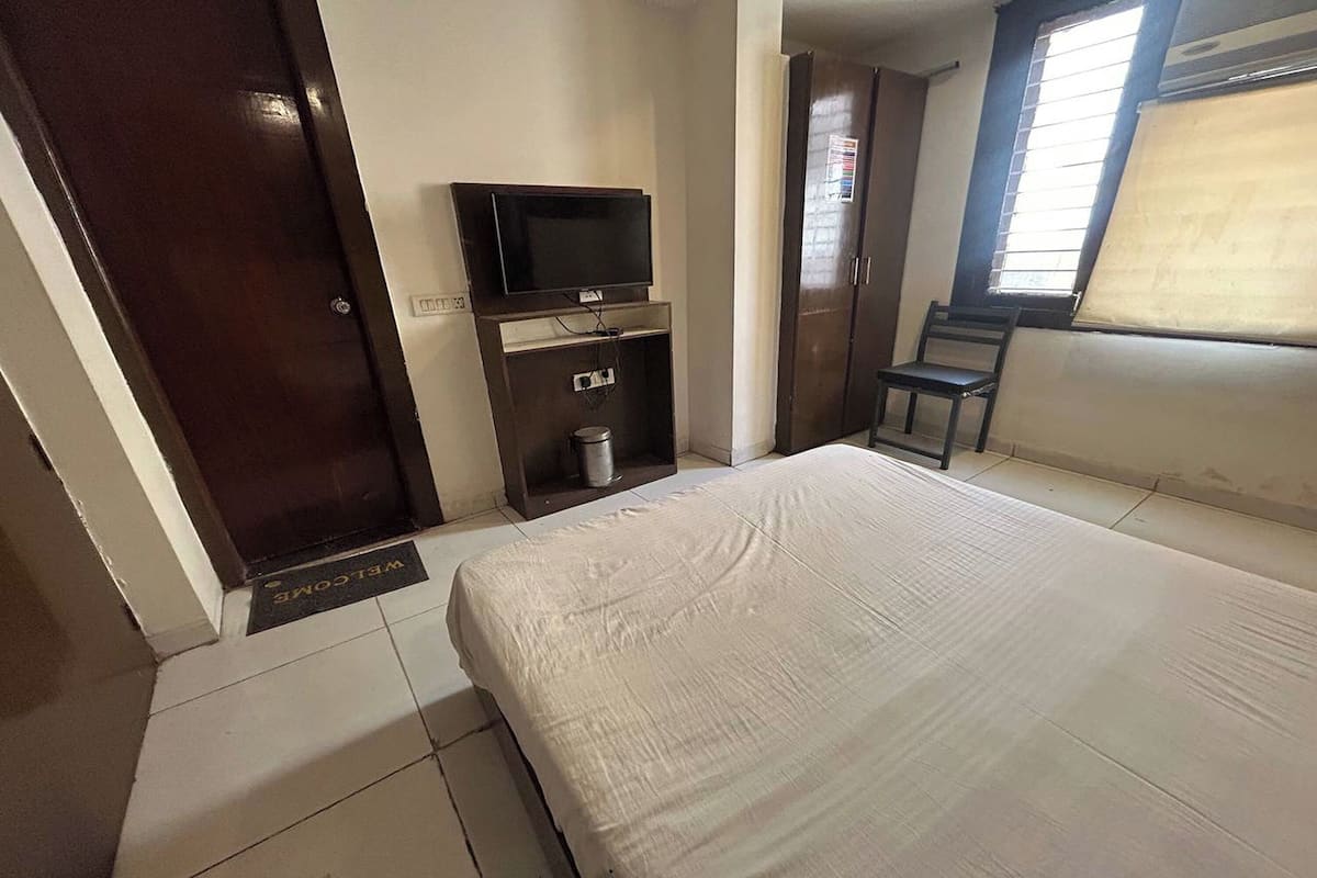 deluxe room | egyptian cotton sheets, premium bedding, down duvets, pillow-top beds