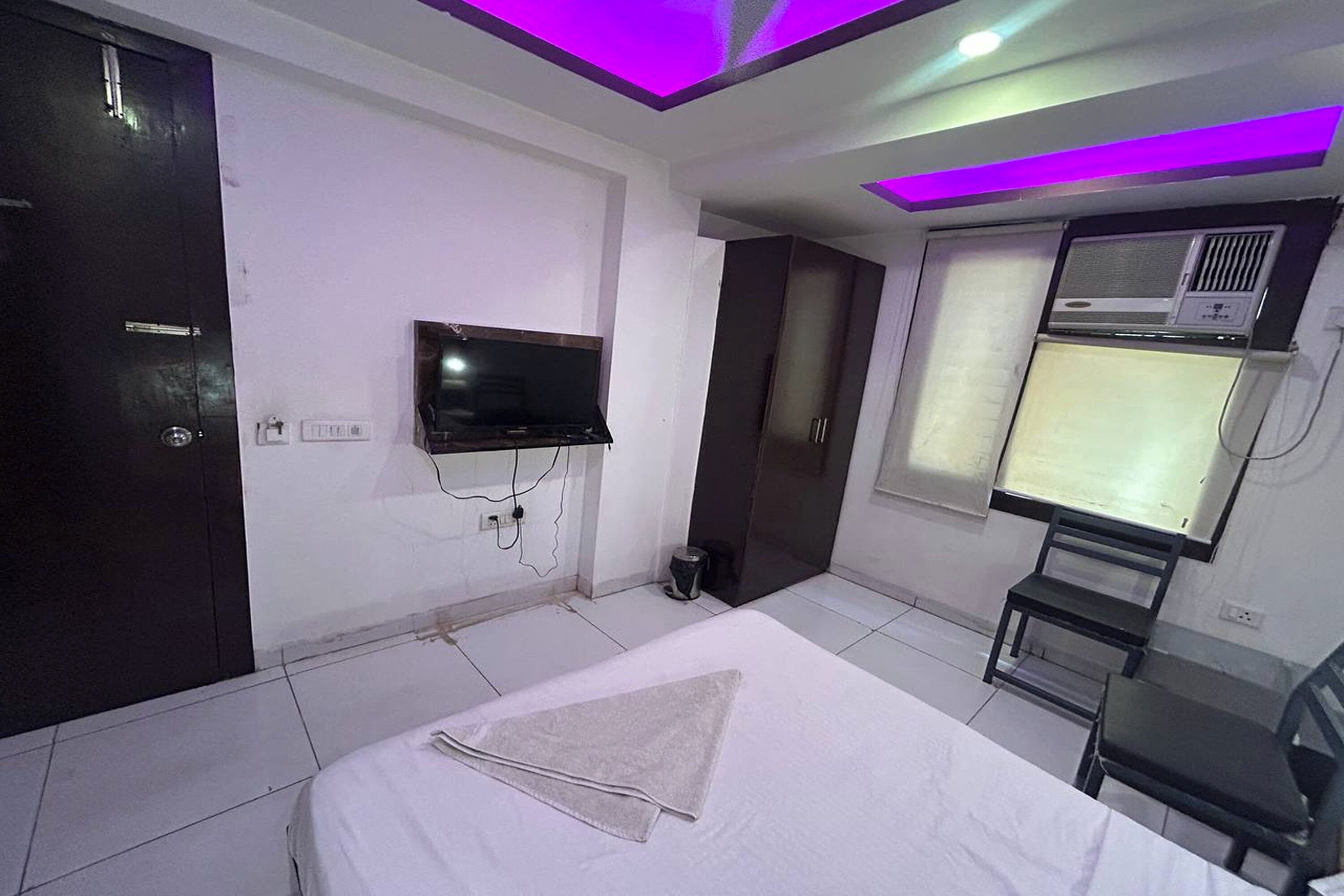 deluxe room | egyptian cotton sheets, premium bedding, down duvets, pillow-top beds