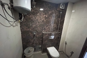 Habitación Deluxe | Baño | Regadera, regadera tipo lluvia, amenidades de baño gratuitas