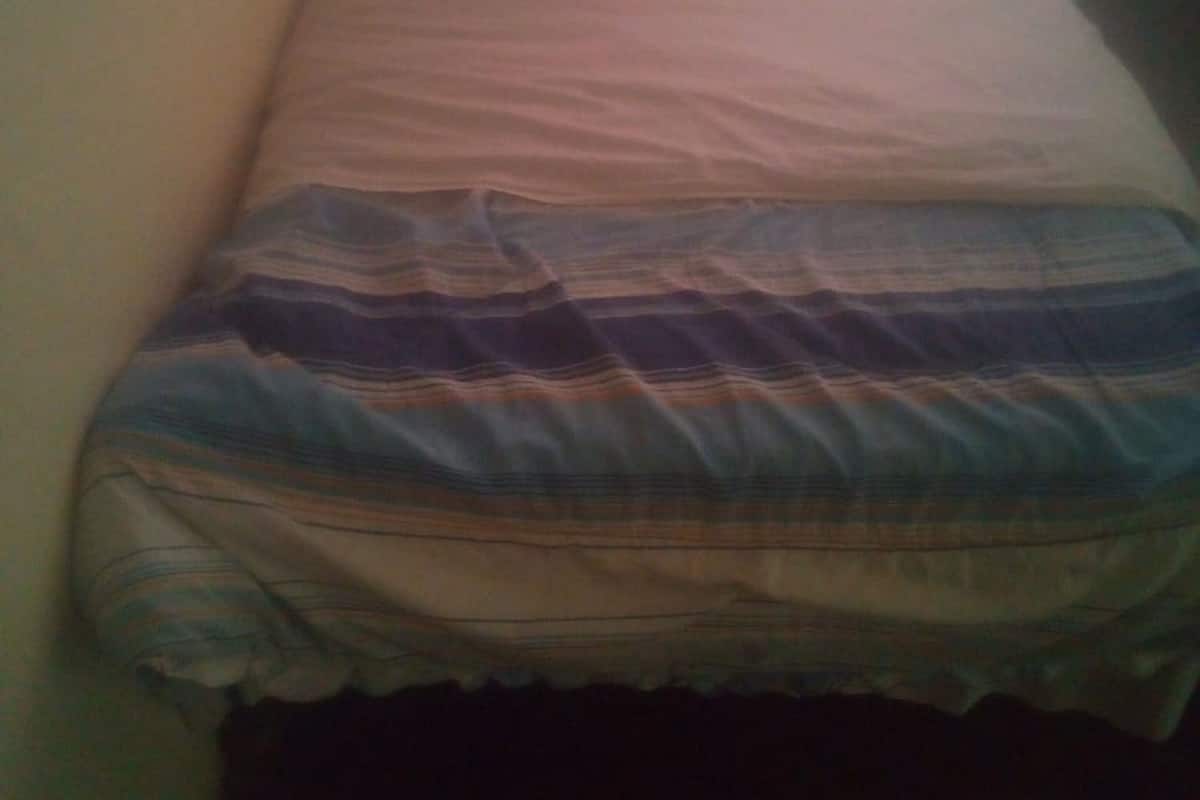 Escritorio, cortinas blackout y ropa de cama