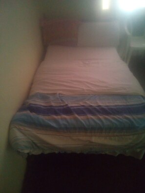 Kamar Single | Meja kerja, tirai kedap cahaya, dan seprai linen