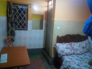 Quarto casal | Escrivaninha, cortinas blackout, roupa de cama