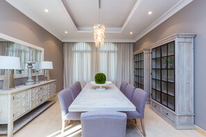 Dining room - Maison Privee - Private Pool and Beach Access Villa with Breathtaking Views (Dubai)